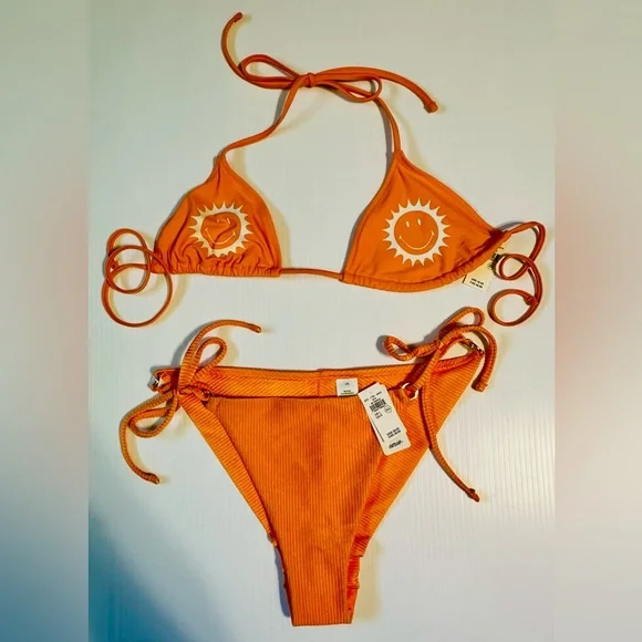 Bikini - Picture 1 of 2